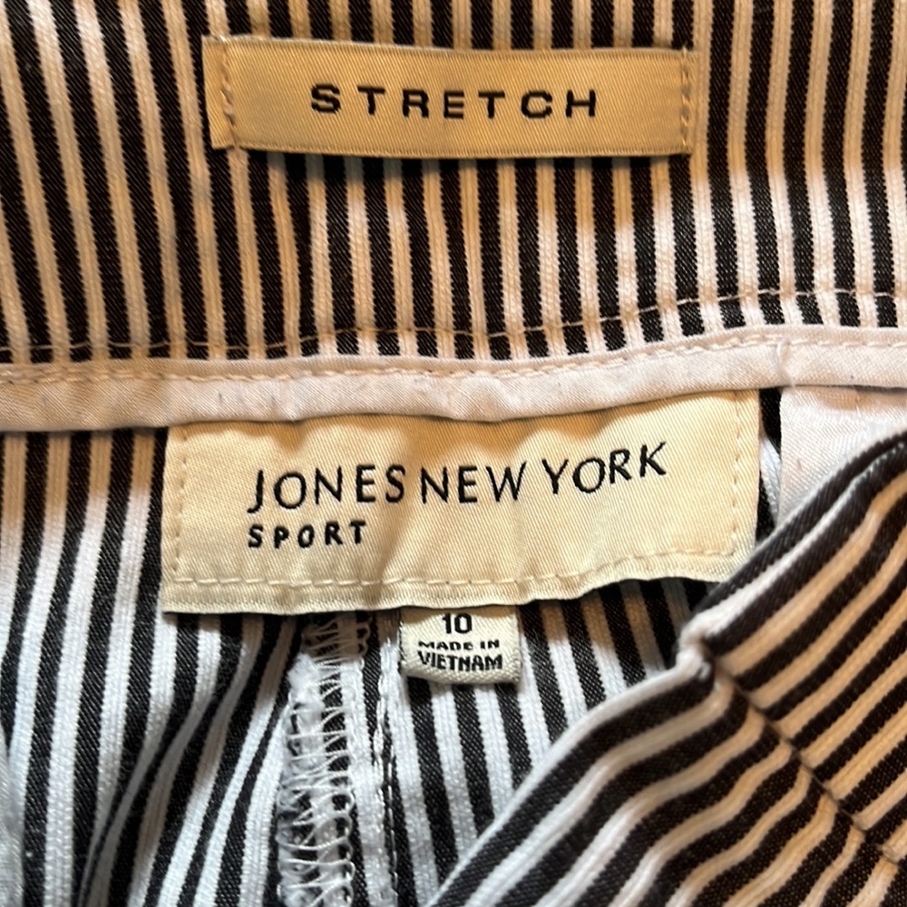 Size 10 shorts from Jones New York sport - Picture 3 of 5